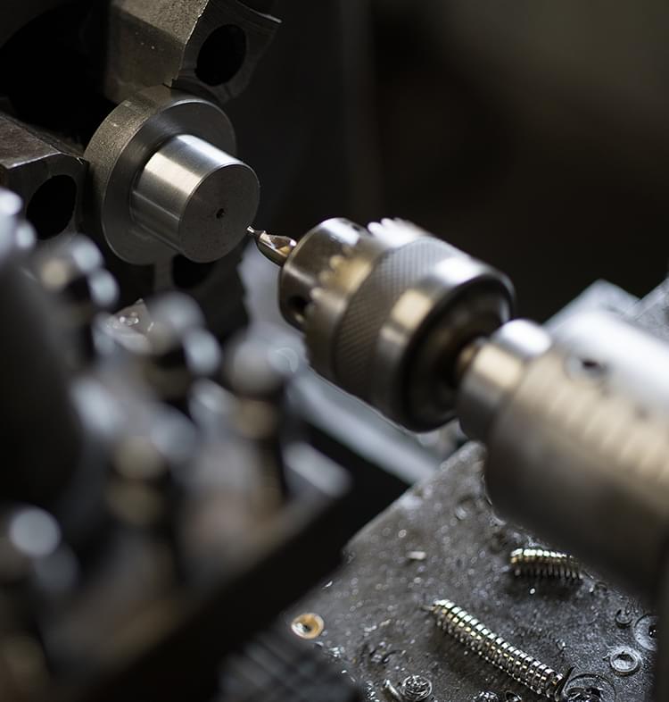 人がモノをつくりモノが人をつくる小さなモノから大きなモノまで、当社が加工いたします。