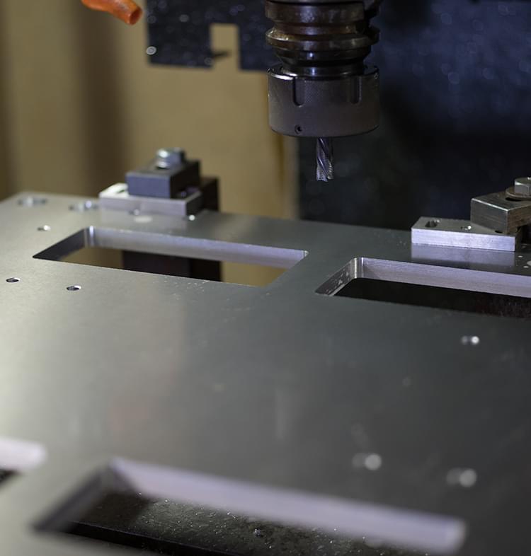 人がモノをつくりモノが人をつくる小さなモノから大きなモノまで、当社が加工いたします。