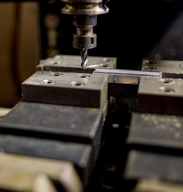 人がモノをつくりモノが人をつくる小さなモノから大きなモノまで、当社が加工いたします。